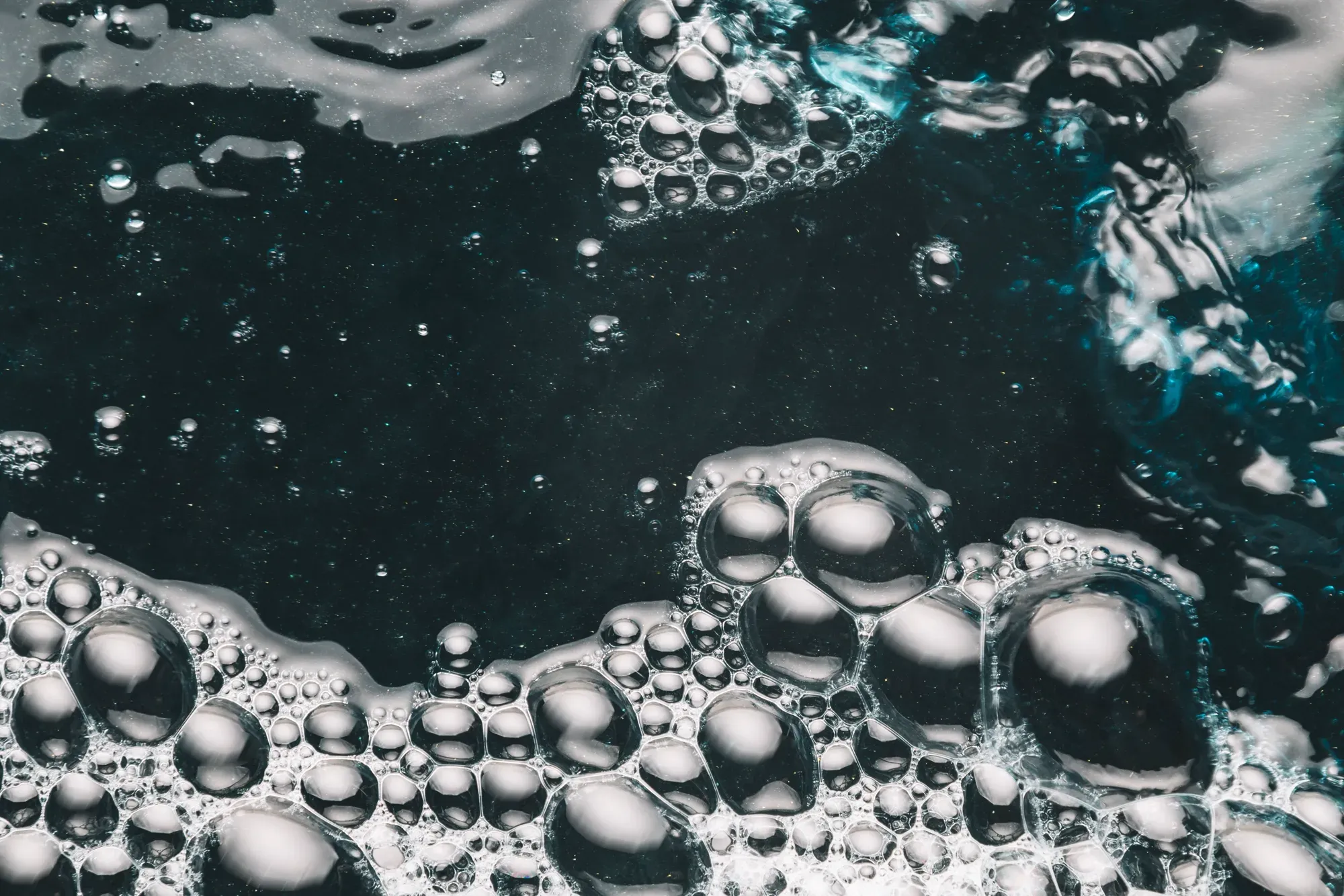 Finas burbujas de aire en una superficie de agua en movimiento