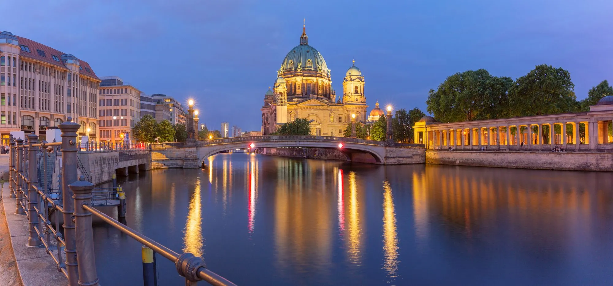 Vista sobre el río Spree hacia el centro de Berlín con la Catedral de Berlín