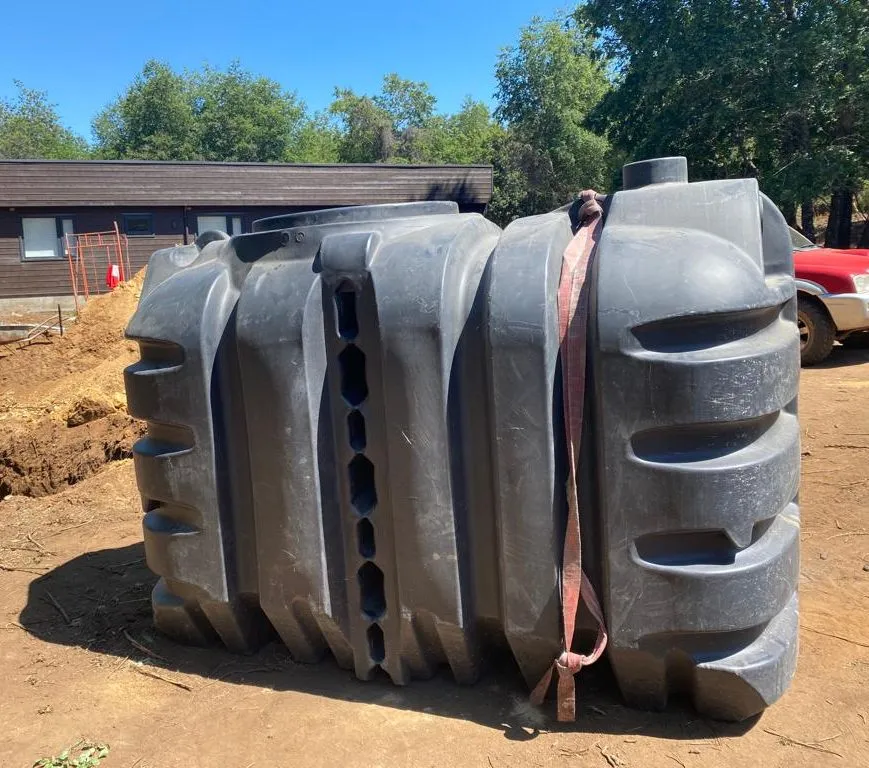 Estanque AQUATO recién entregado en el terreno, listo para instalar