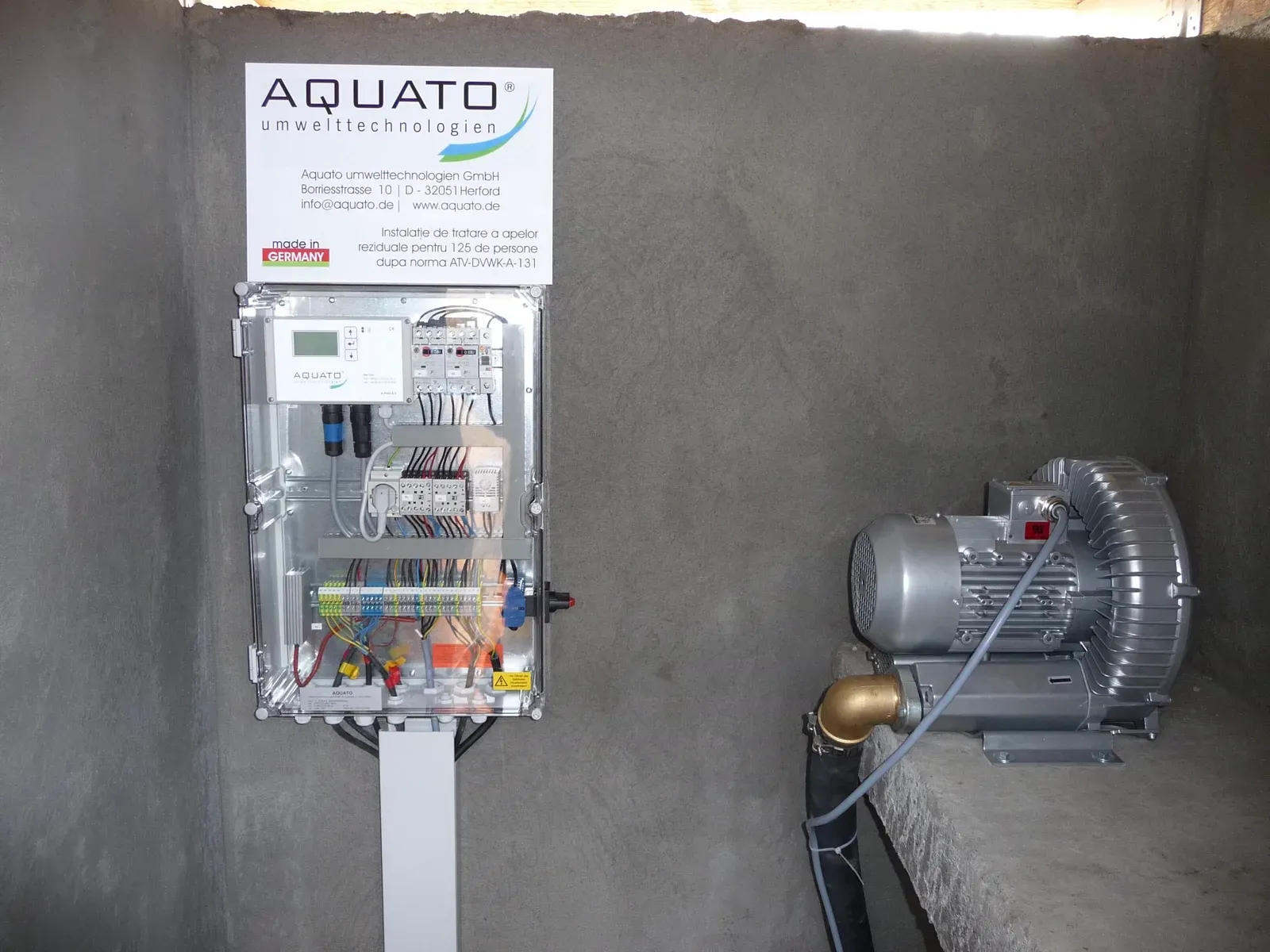 Tablero de control y compresor, instalados en seco fuera del estanque