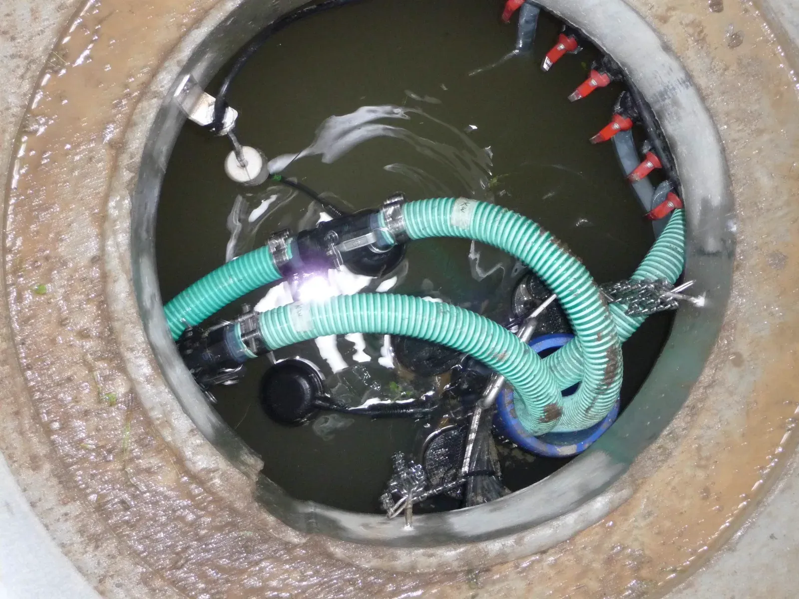 Planta ORKA en operación, técnica en el estanque lleno