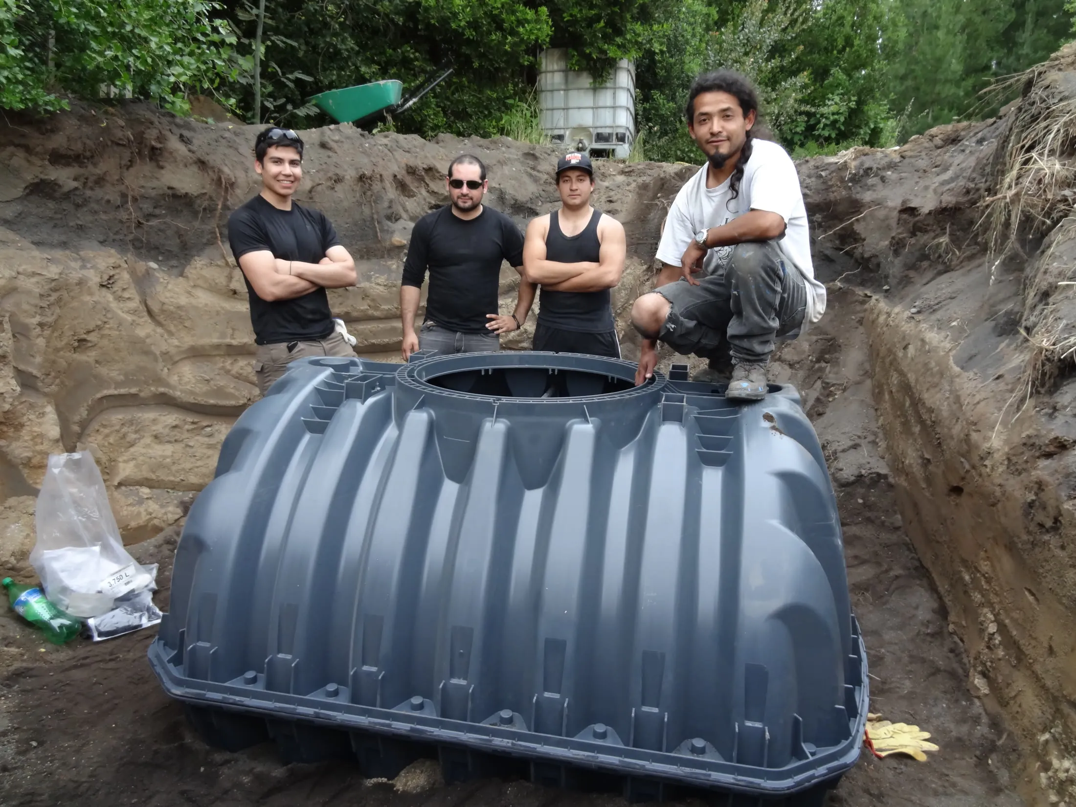 El equipo de montaje junto a la planta AQUATO instalada en Laja
