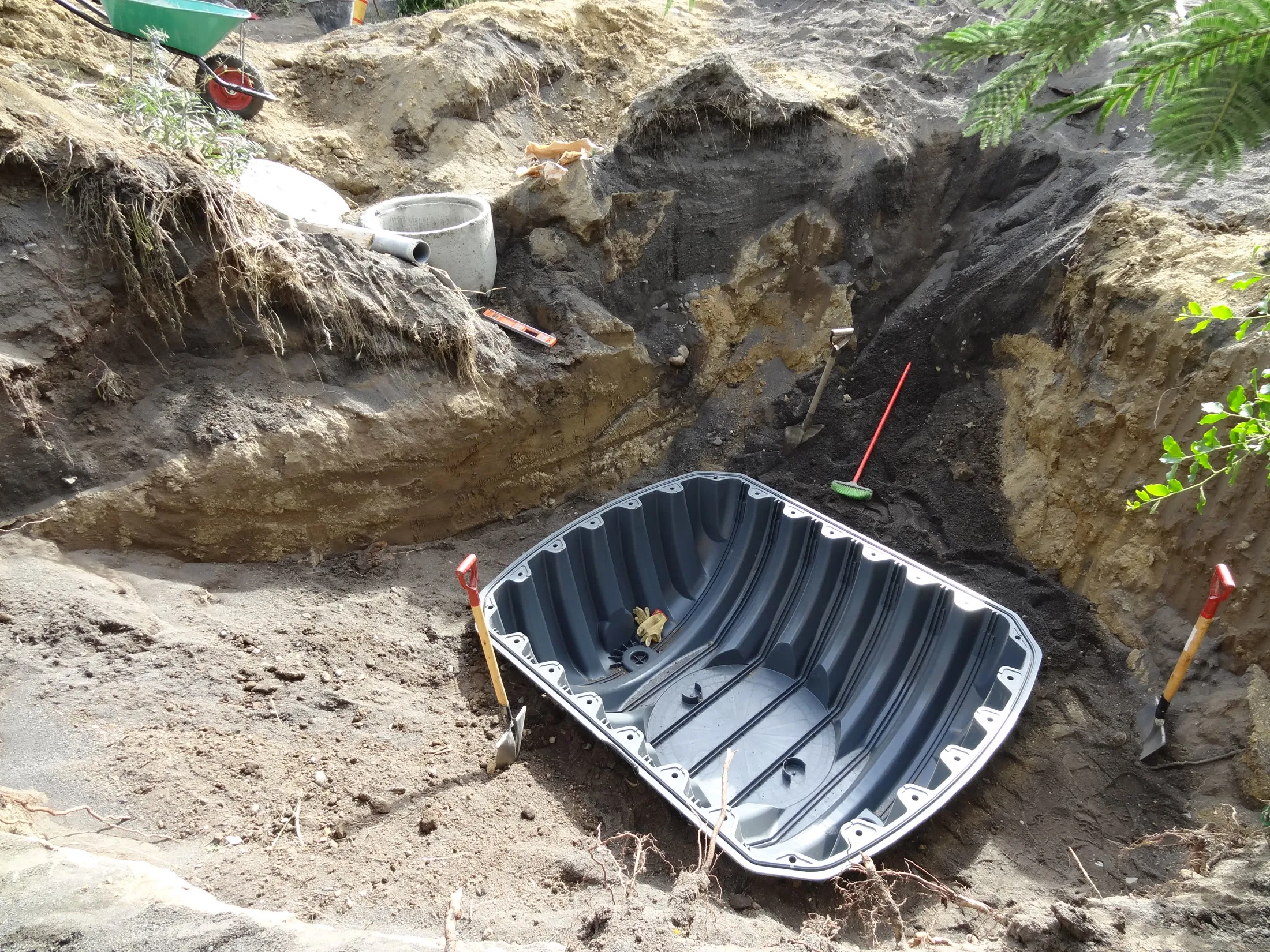 Estanque AQUATO asentado en la zanja excavada