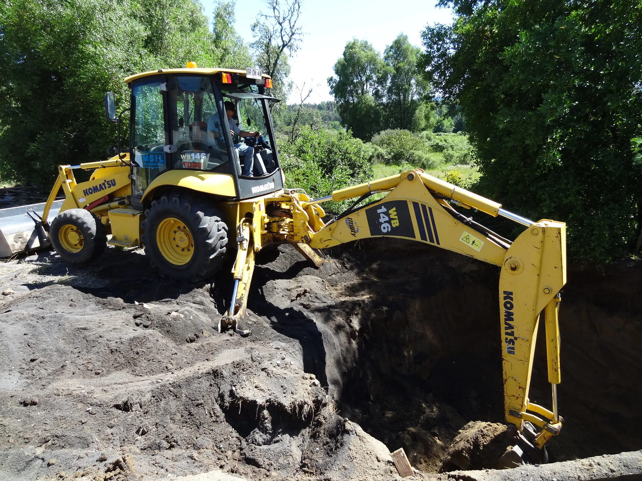 Retroexcavadora abriendo la zanja para la planta AQUATO