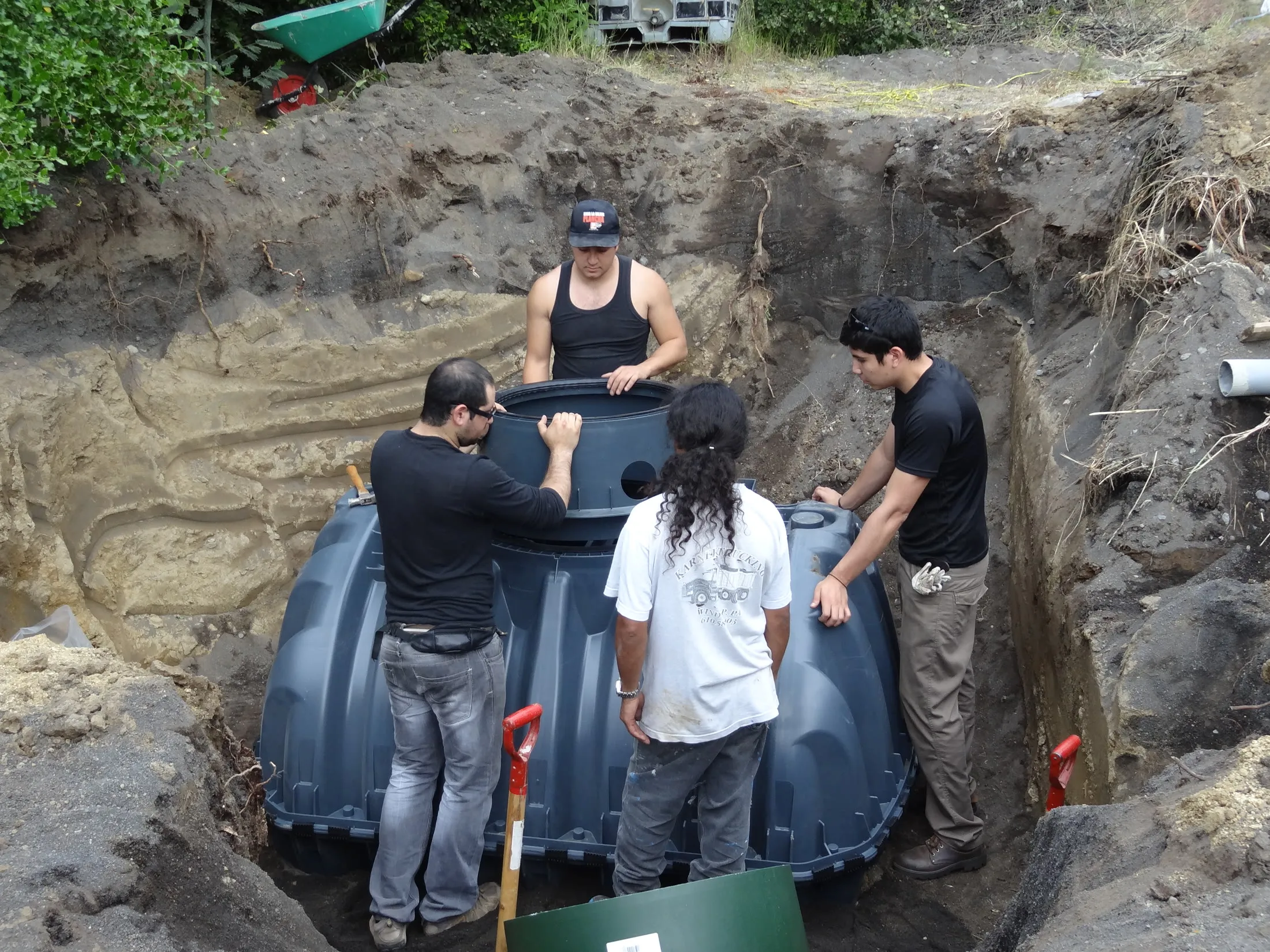 El equipo junto al estanque ya instalado de la planta AQUATO