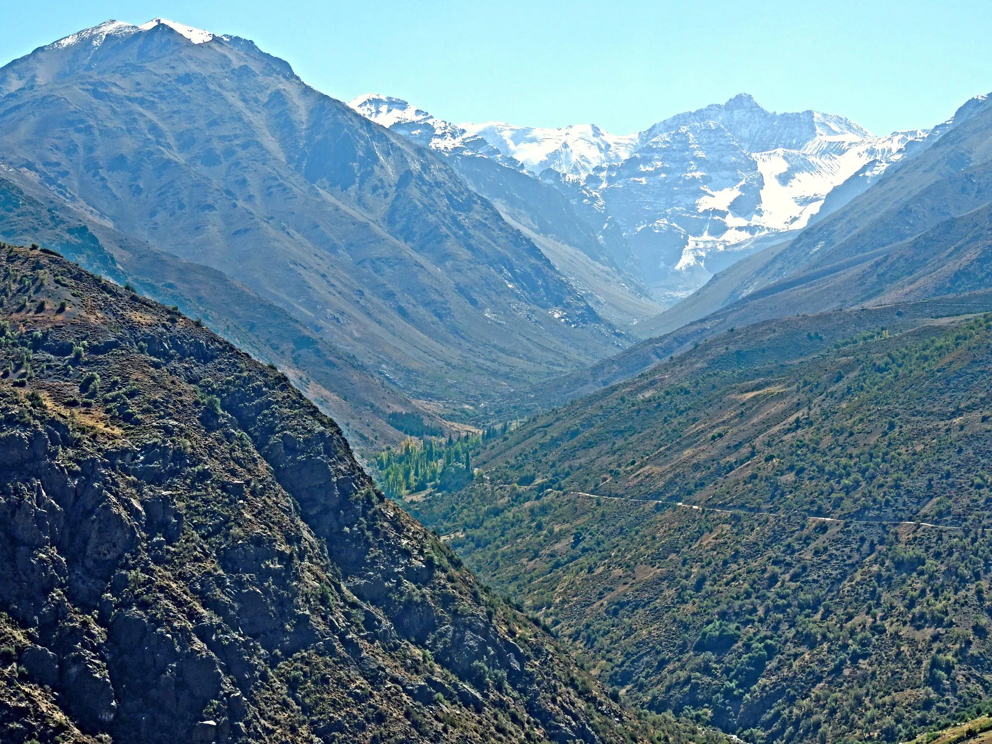 Valle en la cordillera de los Andes con cumbres nevadas