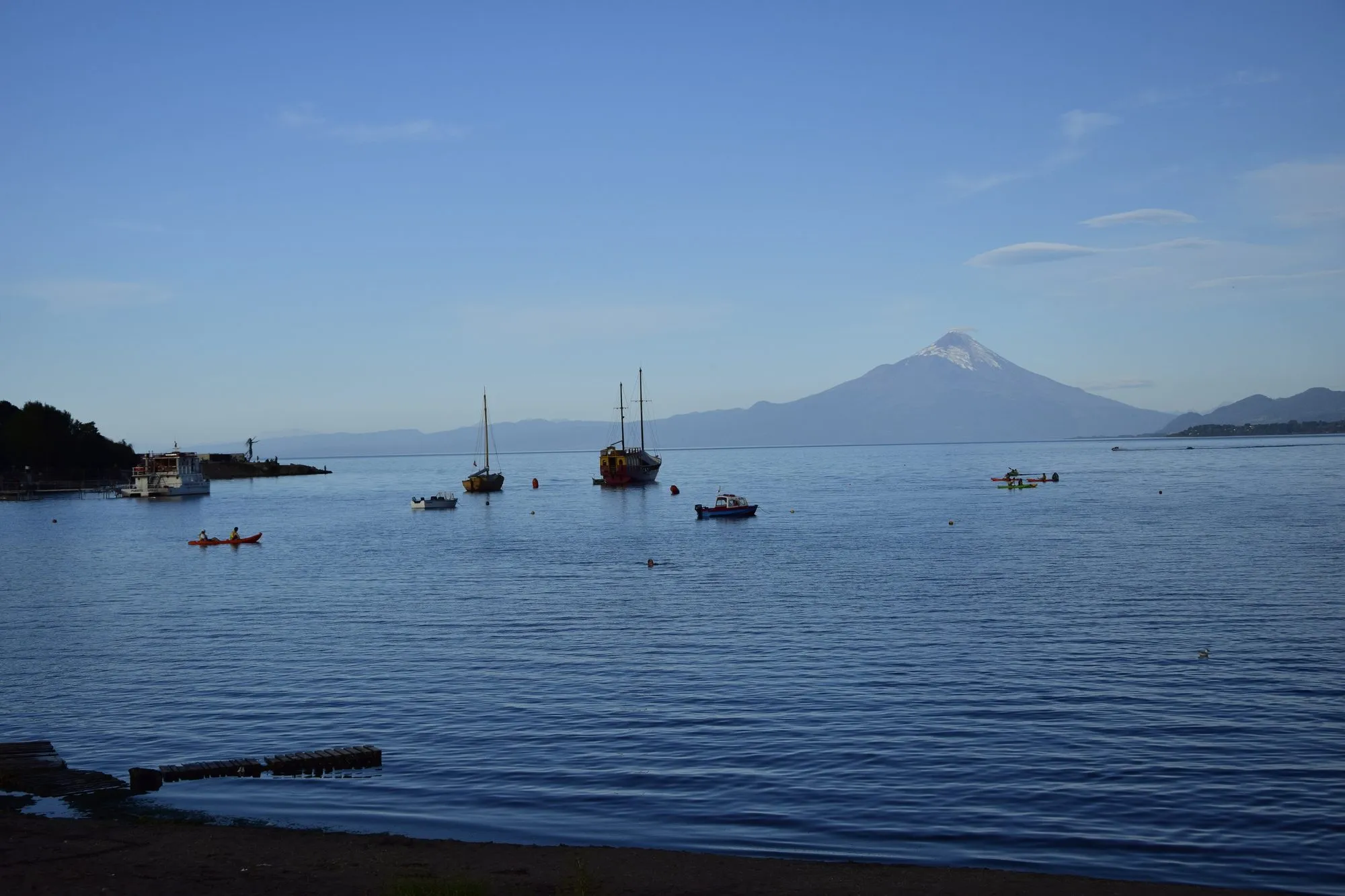 Botes en el lago Llanquihue con el volcán Osorno al fondo