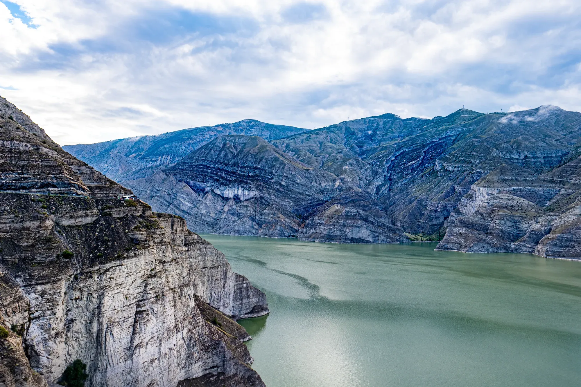 Río claro entre formaciones de piedra bajo un cielo nublado