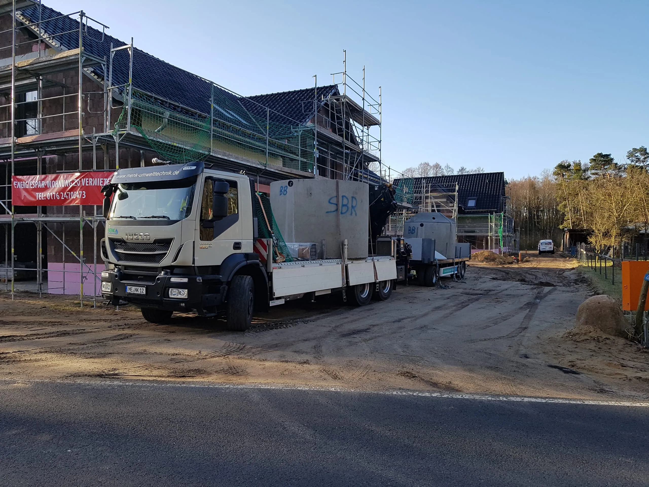 Estanque de hormigón STABI-KOM sobre el camión durante la entrega en obra