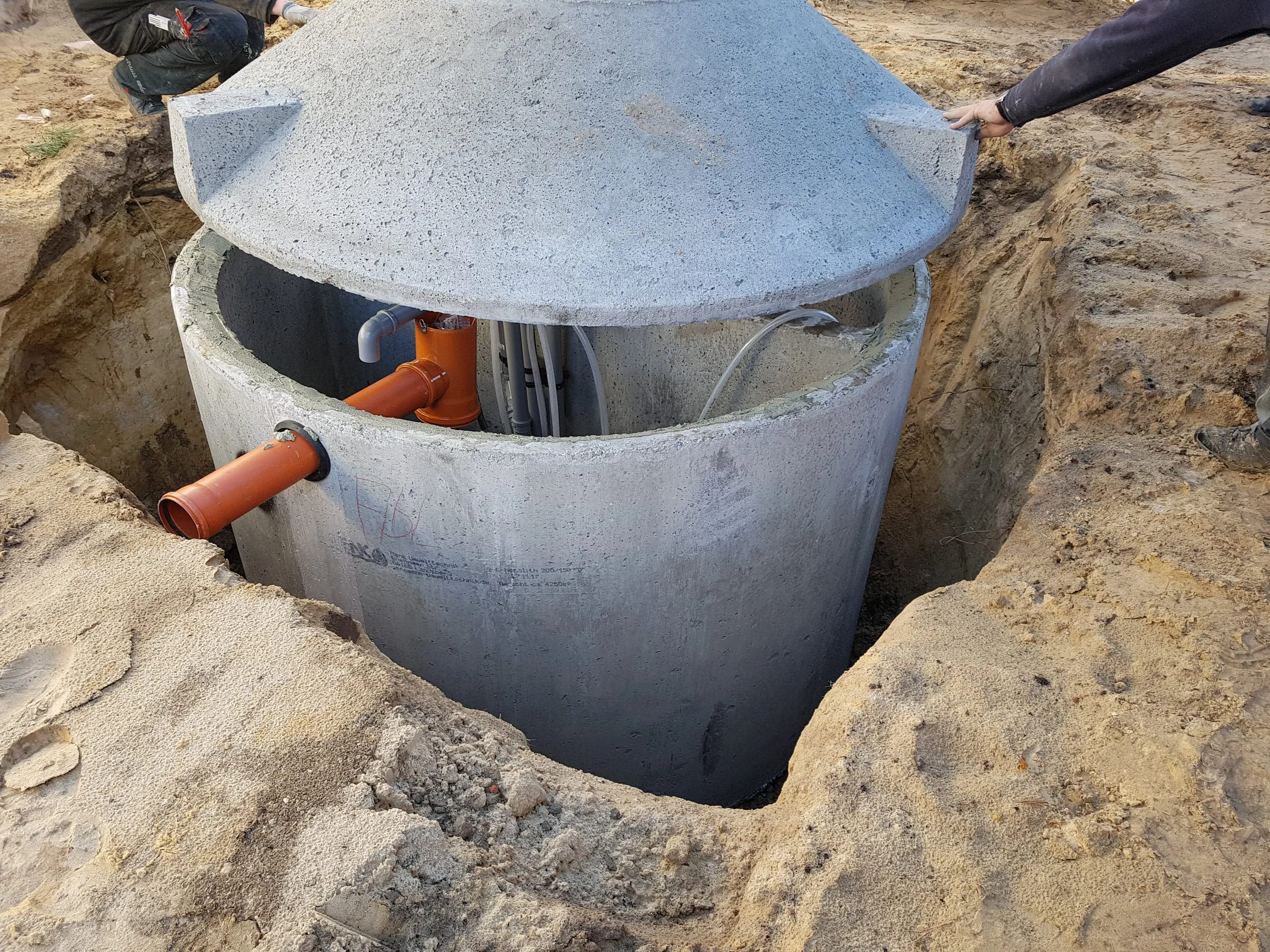 Vista interior de la STABI-KOM: tuberías y aireación en el estanque abierto